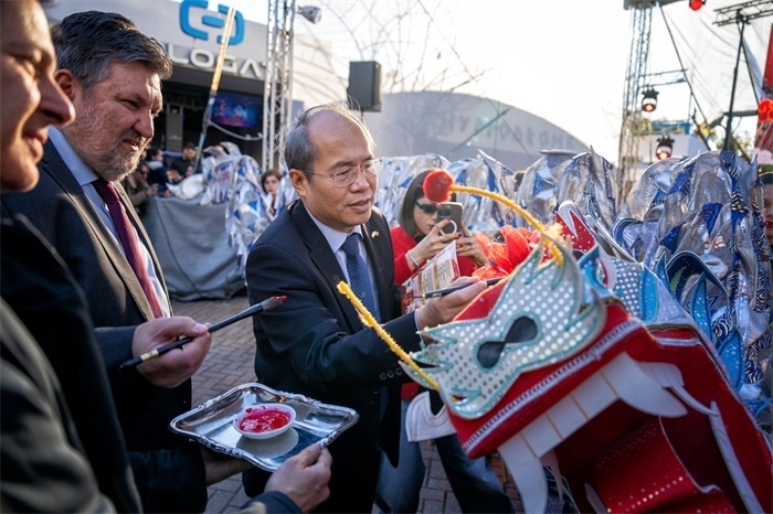 中國駐希臘大使館大使肖軍正與希方嘉賓為舞龍點睛。《中希時報》供圖
