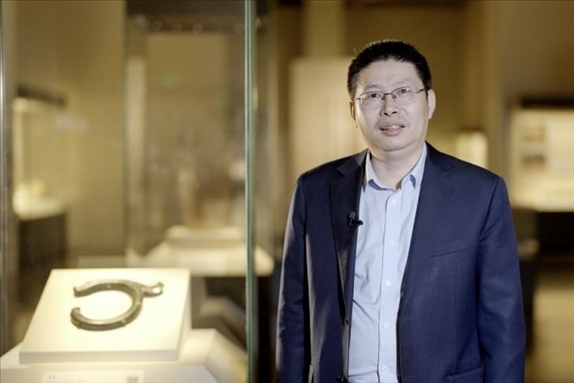 中國國家博物館副館長張偉明介紹館藏C形玉龍。