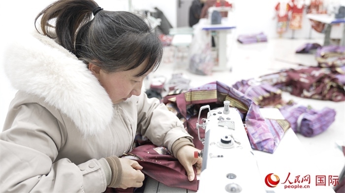 1月24日，在山東省菏澤市曹縣大集鎮(zhèn)云牧服飾有限公司，高燕正在縫制馬面裙。 人民網(wǎng)記者 袁蒙攝