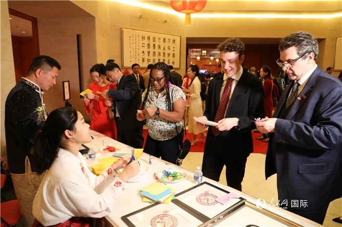 圖為美國民眾體驗中國春節(jié)民俗。人民網(wǎng)記者 李志偉攝