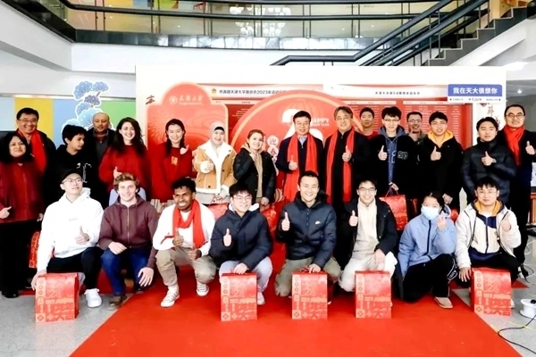 天津大學(xué)同學(xué)們收到新春大禮包。校方供圖