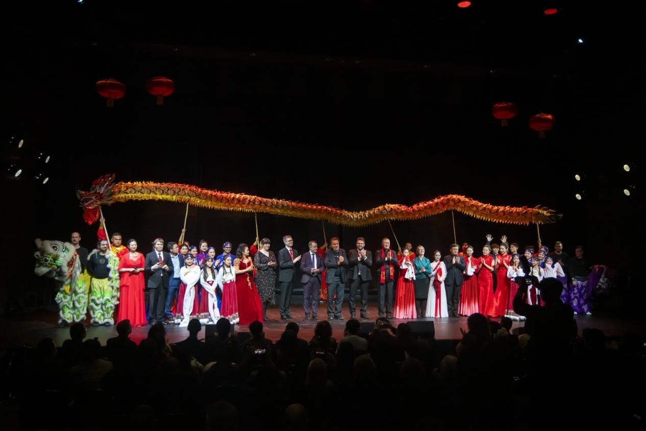 中芬嘉賓與演出人員合影。中國駐芬蘭大使館供圖