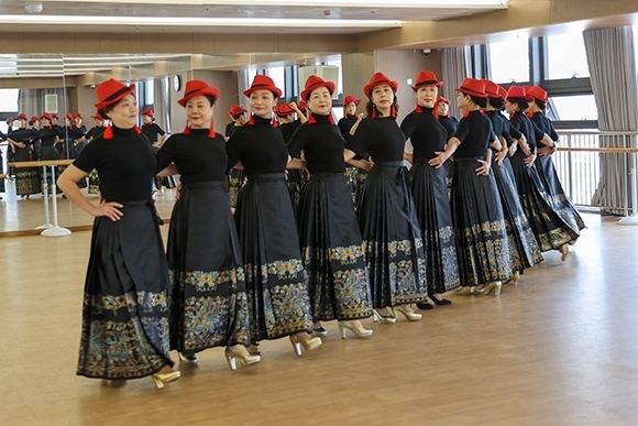 廈門思明區(qū)老年大學(xué)老年模特班正在上課。