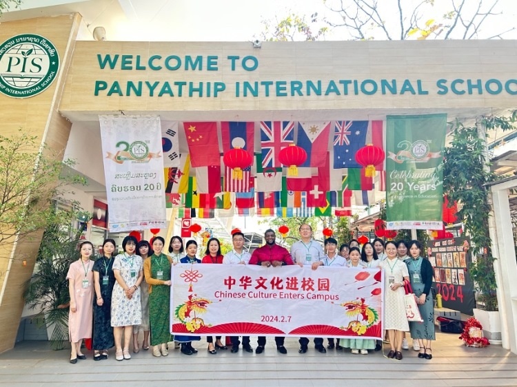 駐老撾使館政治處主任杜長(zhǎng)青與白云碧國(guó)際學(xué)校校方、參會(huì)志愿者教師合影?；顒?dòng)主辦方供圖