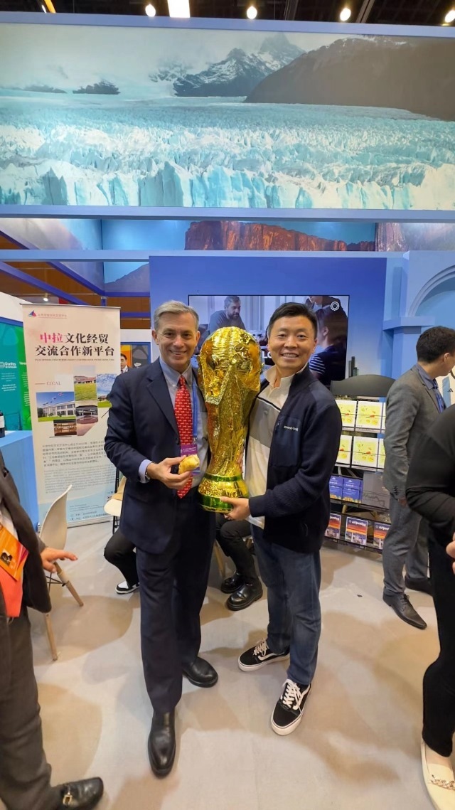 2022年，馬克西米與同事在上海。圖片由受訪者提供