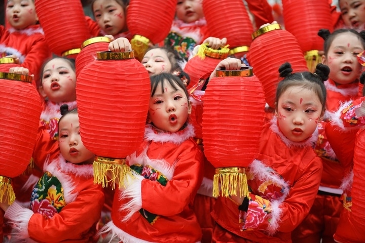 1月18日，四川省閬中市閬中古城，民間藝人和文藝工作者在表演節(jié)目歡度臘八節(jié)，喜迎農(nóng)歷新年。這是參演的小朋友在表演。新華社發(fā)（王玉貴 攝）