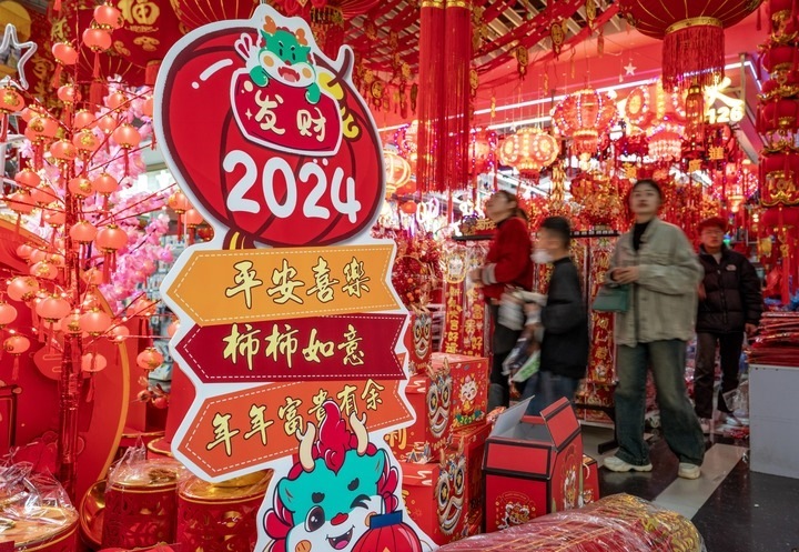 1月11日，顧客在昆明新螺螄灣國際商貿(mào)城選購節(jié)日飾品。新華社記者 陳欣波 攝