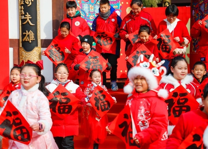2月2日，小朋友在濟南五龍?zhí)毒皡^(qū)參加送福字活動。新華社發(fā)（徐舟攝）