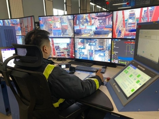 圖為寧波舟山港梅山港區(qū)遠(yuǎn)控操作室內(nèi)，橋吊司機(jī)在遠(yuǎn)程控制橋吊裝卸。新華社記者魏一駿 攝