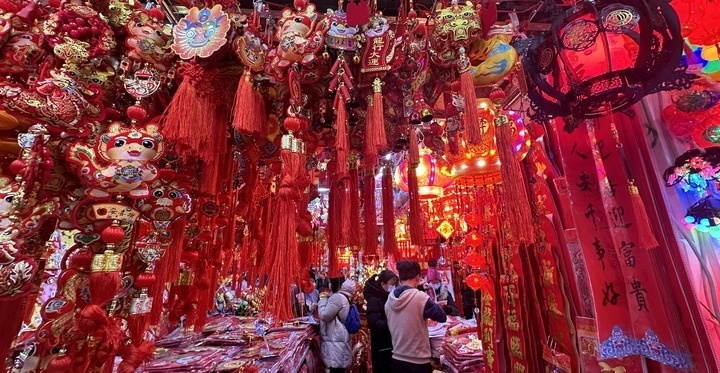 1月19日，市民在北京一商場內(nèi)選購春節(jié)裝飾品。新華社記者李欣攝