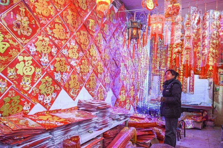 1月21日，在山西省晉中市平遙縣一家市場，市民在選購年貨。新華社發(fā)（梁生仁攝）