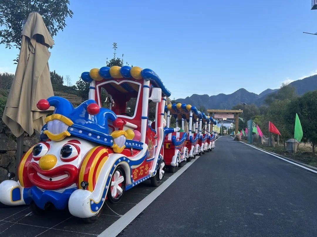 2023年10月，金石村集體出資購買了兩輛無軌觀光小火車。紫陽縣融媒體中心供圖