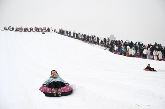 圖為1月18日，市民在內(nèi)蒙古賽馬場滑雪圈。新華社記者 貝赫 攝