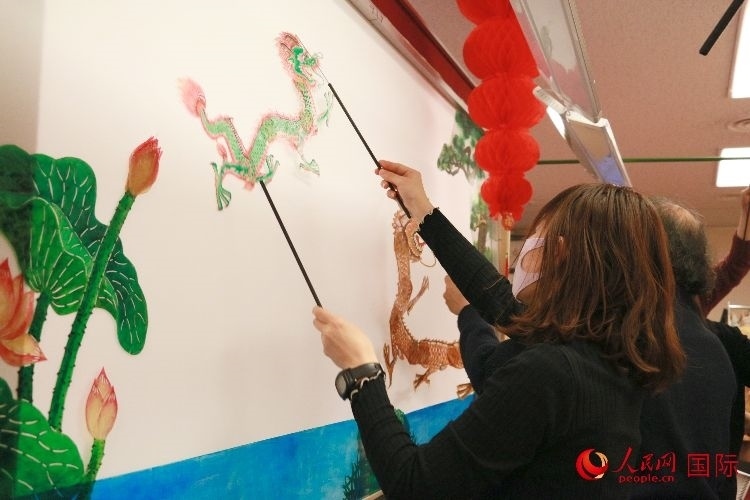 皮影戲表演。人民網(wǎng) 許可攝