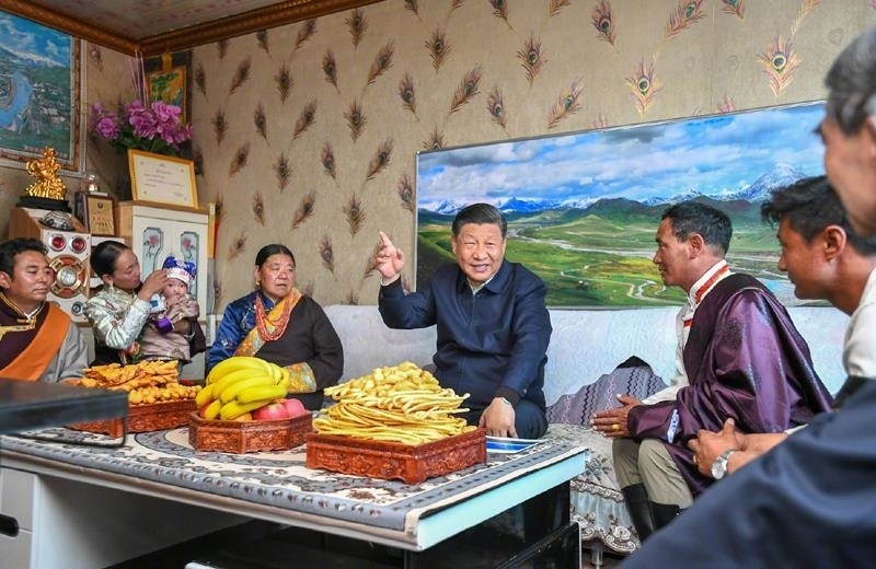 △2021年6月8日，習(xí)近平總書(shū)記在青海海北藏族自治州剛察縣果洛藏貢麻村，同藏族牧民索南才讓一家人圍坐在客廳聊家常。