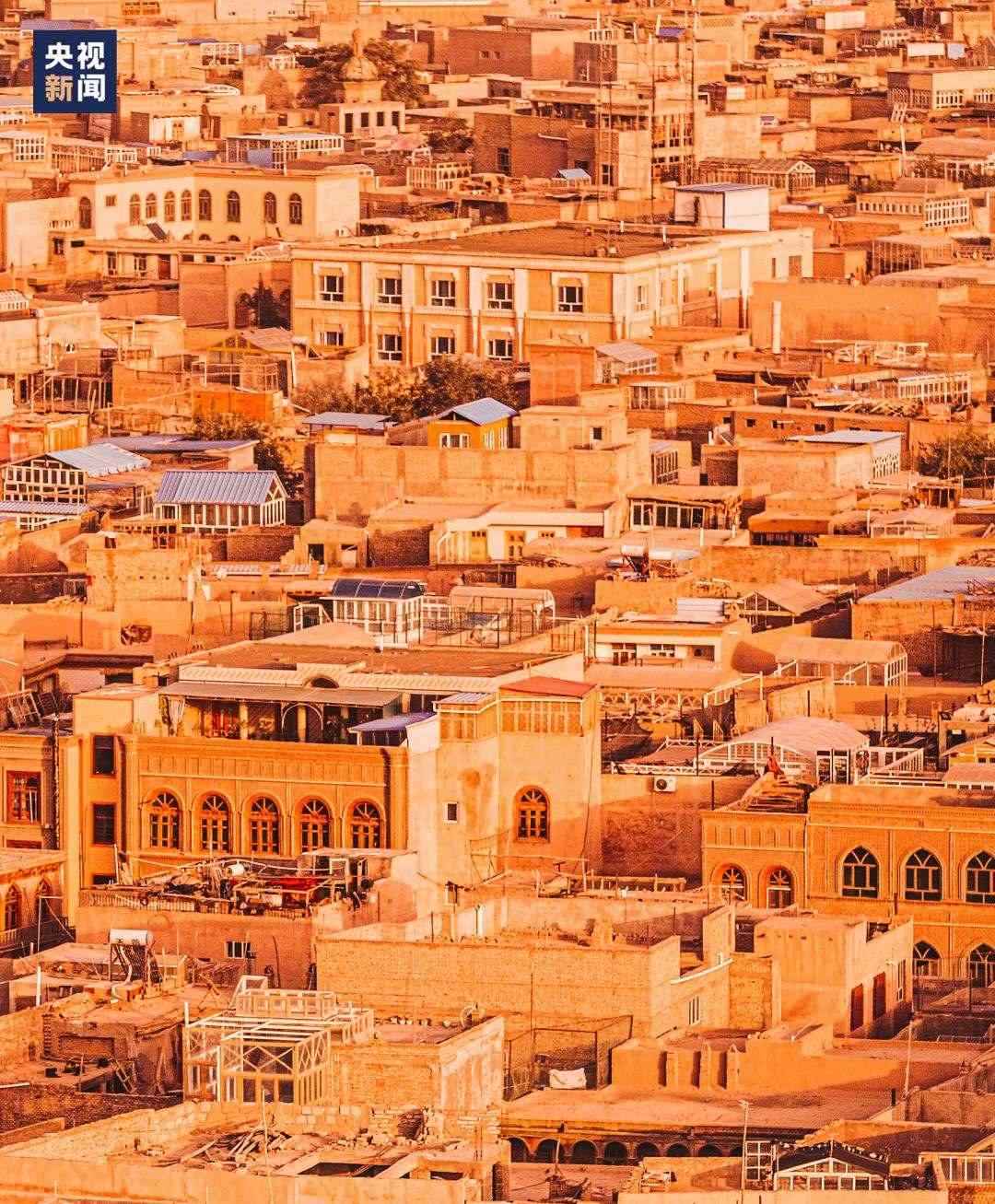 △喀什古城在天山和昆侖山的守護(hù)下，留住了千年前的樣子。