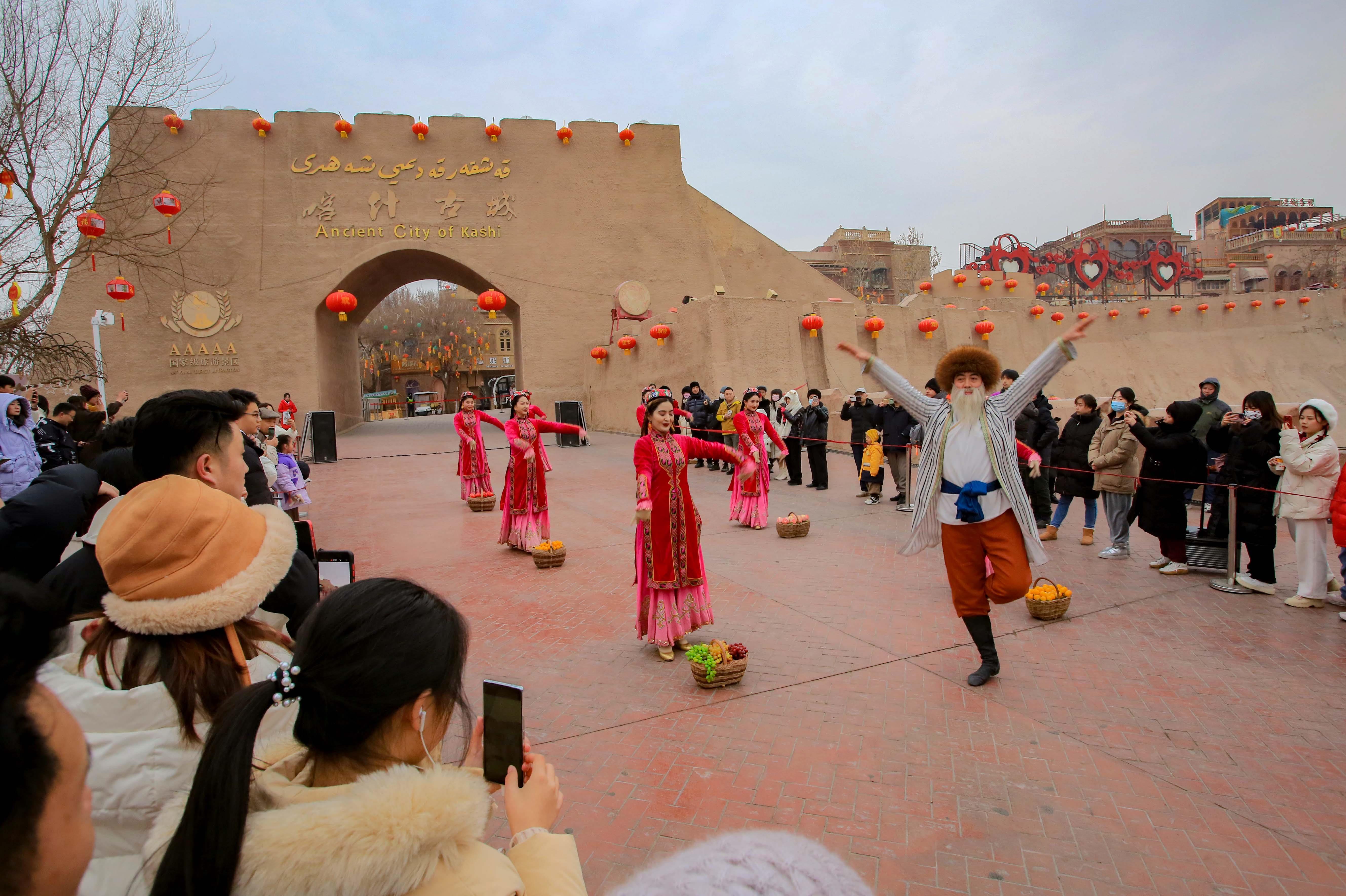 △2024年2月4日，演員在新疆喀什古城入城儀式上表演舞蹈。