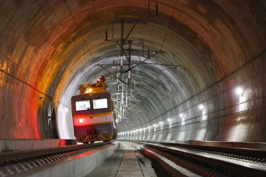 凌晨，接觸網(wǎng)作業(yè)車的燈光紅黃相間。胡鵬攝