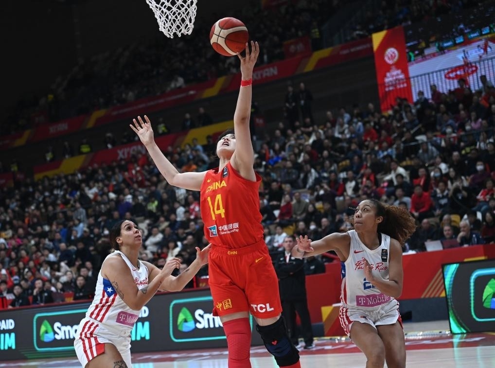 2月11日，中國隊球員李月汝（中）在比賽中上籃。新華社記者 李一博 攝