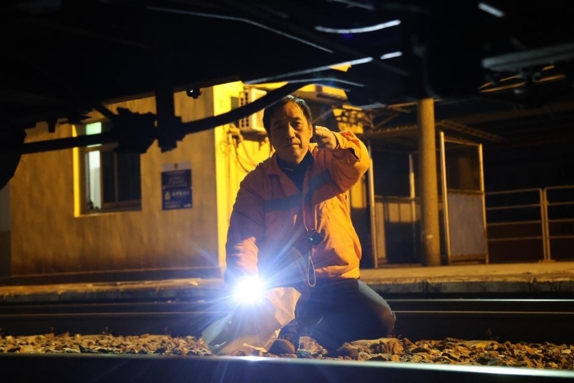 凌晨2點(diǎn)，李金饒正在檢查關(guān)門車。陸佳駿攝