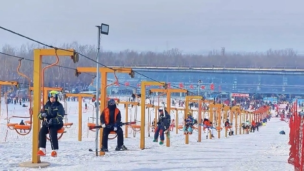 新春走基層｜滑雪場上過春節(jié)！冰城“冷資源”變成“熱經(jīng)濟(jì)”