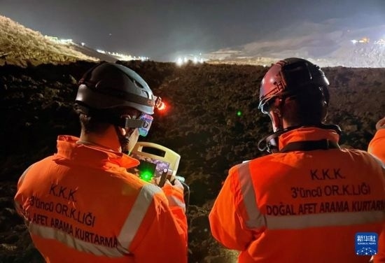 2月13日，救援人員在土耳其東部埃爾津詹省伊利奇區(qū)礦難現(xiàn)場(chǎng)工作。新華社發(fā)（穆斯塔法·卡亞攝）