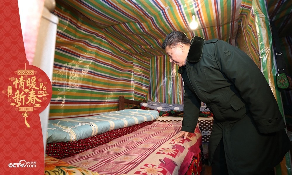 2018年2月11日，習(xí)近平總書(shū)記在四川三河村貧困戶吉好也求家中看望。