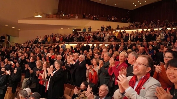中德觀眾觀看中央民族樂團“”天地永樂·中國節(jié)“”音樂會。中國駐德國大使館供圖