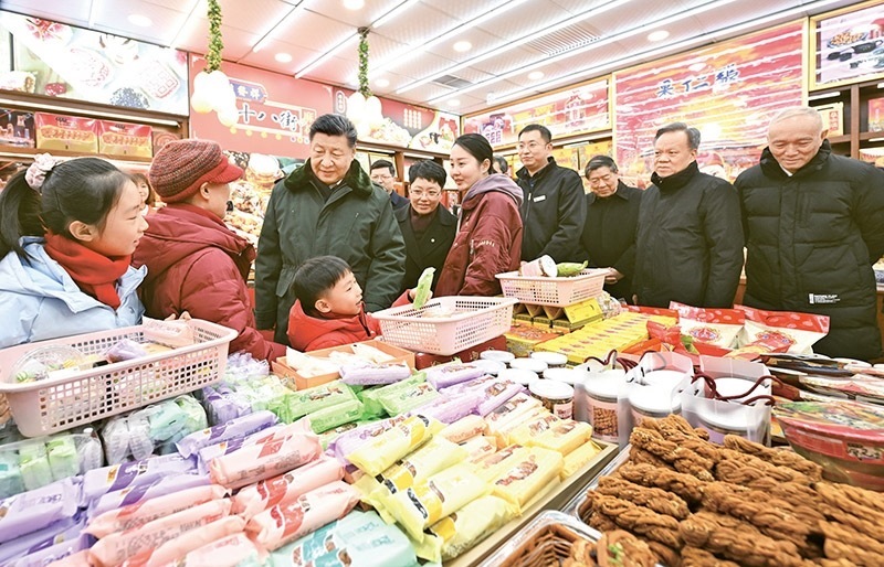 2024年2月1日至2日，中共中央總書記、國家主席、中央軍委主席習(xí)近平來到天津，看望慰問基層干部群眾。這是1日下午，習(xí)近平在天津古文化街考察時(shí)，走進(jìn)店鋪同現(xiàn)場(chǎng)群眾互動(dòng)交流。 新華社記者 謝環(huán)馳/攝