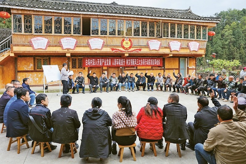 圖為2023年4月6日，貴州省黔東南苗族侗族自治州施秉縣白垛鄉(xiāng)白垛村村民在討論產(chǎn)業(yè)發(fā)展、人居環(huán)境提升、鄉(xiāng)村文明建設(shè)相關(guān)事宜。 人民圖片 磨桂賓/攝