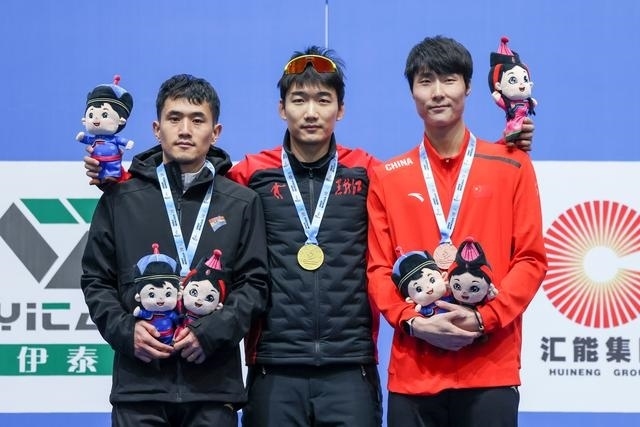 1月12日，“十四冬”速度滑冰（公開(kāi)組）男子500米比賽，冠軍黑龍江隊(duì)選手高亭宇（中）、亞軍遼寧隊(duì)選手楊濤（左）、季軍河北隊(duì)選手李添龍?jiān)陬C獎(jiǎng)儀式上合影。新華社記者 王楷焱 攝