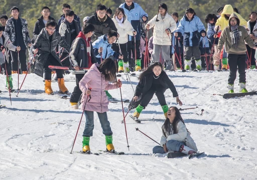 游客在重慶市南川區(qū)金佛山北坡滑雪場(chǎng)滑雪（2023年11月22日攝）。新華社發(fā)（瞿明斌攝）