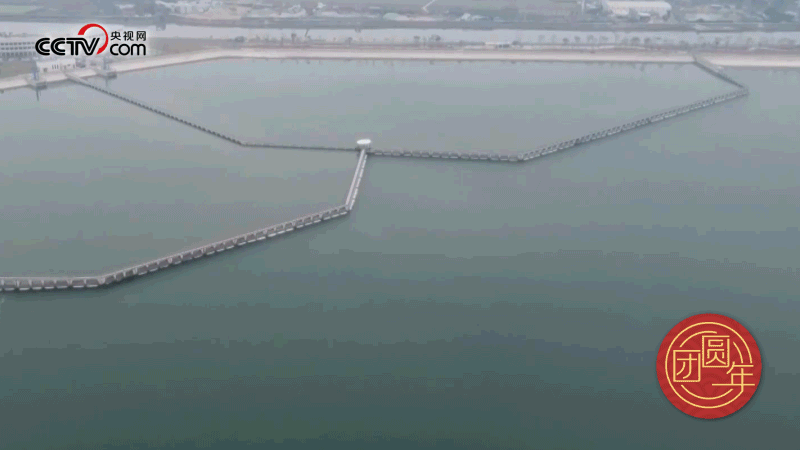 △西江潛地行，潤澤大灣區(qū)。珠江三角洲水資源配置工程西起廣東佛山順德西江干流鯉魚洲，穿越獅子洋，東至深圳公明水庫，是世界上流量最大的長距離有壓調(diào)水工程。