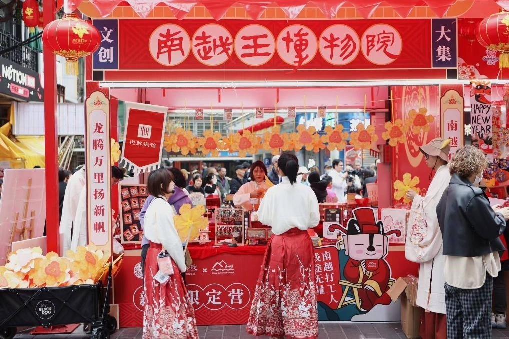 在西湖花市的南越王博物院攤位，文創(chuàng)與花市的跨界融合吸引了不少市民游客駐足。（南越王博物院供圖）