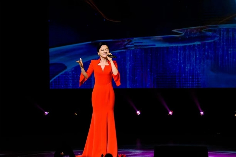 女高音歌唱家陳思思演唱《但愿人長(zhǎng)久》。趙 靖攝