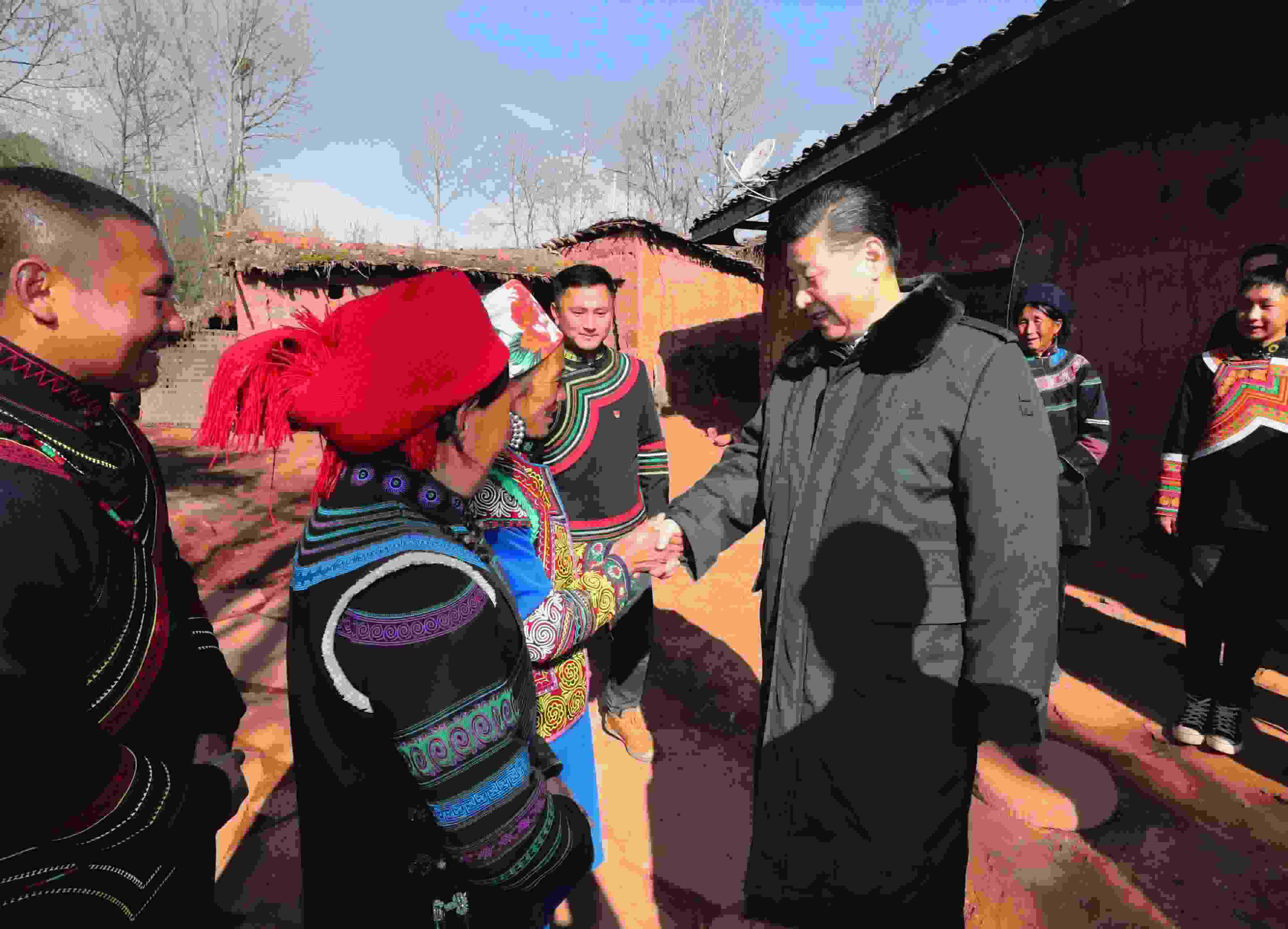 △ 2018年2月11日，習(xí)近平總書記驅(qū)車2個(gè)多小時(shí)，從四川西昌市來到位于大涼山深處的昭覺縣三岔河鄉(xiāng)三河村、解放鄉(xiāng)火普村，走進(jìn)彝族貧困群眾家中，看實(shí)情、問冷暖、聽心聲，同當(dāng)?shù)馗刹咳罕姽采叹珳?zhǔn)脫貧之策。