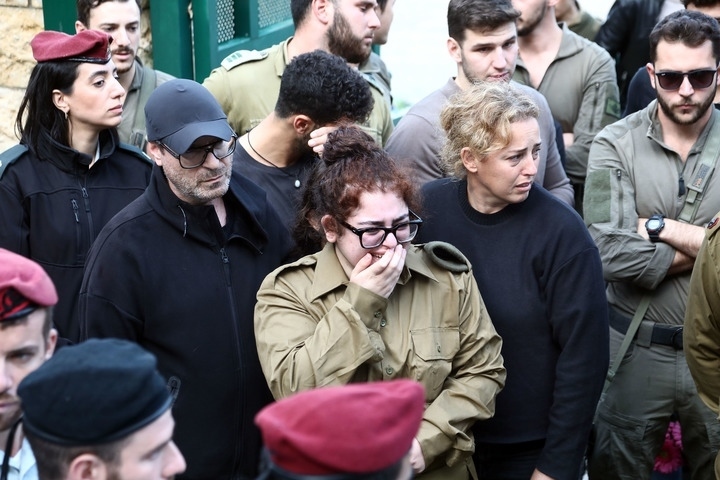 1月23日，在以色列特拉維夫的一處公墓，人們參加一名以色列士兵的葬禮。新華社發(fā)（吉德翁·馬科維奇攝/基尼圖片社）