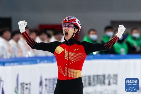 吉林隊(duì)選手孫龍沖線后慶祝勝利。新華社記者 李博 攝