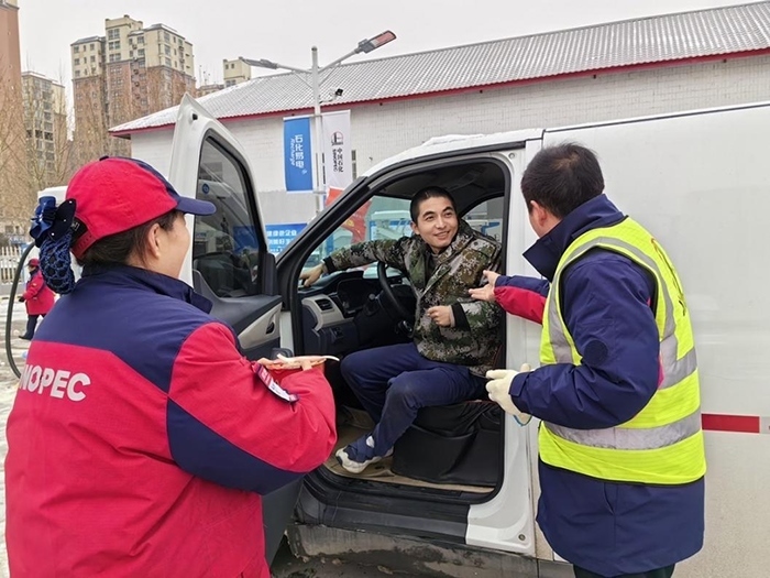 加能站員工為雪天到站充電的司機(jī)送來泡面并邀請(qǐng)他到站里休息。受訪者供圖