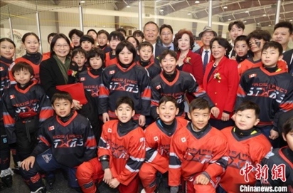 當地時間2月17日晚，青少年冰上春晚在加拿大多倫多舉行。圖為中國駐多倫多總領事羅偉東和主辦方代表、與會嘉賓與“未來之星”冰球隊華裔少年冰球手們合影。 中新社記者 余瑞冬 攝