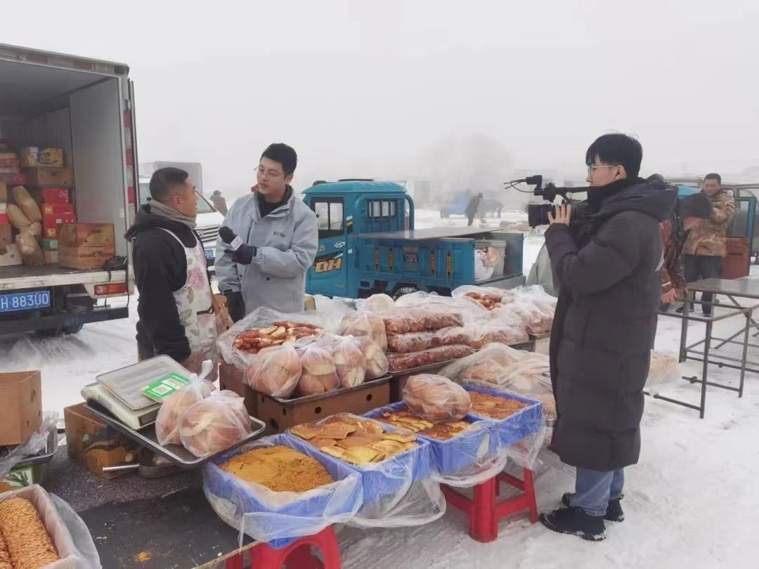 △ 2024年1月1日，在中央廣播電視總臺(tái)中央電視臺(tái)《新年新愿》報(bào)道中，遼寧營口鲅魚圈區(qū)大集賣餅干的小哥憨態(tài)可掬的表情、生機(jī)勃勃的臉龐、充滿煙火氣的新年愿望，讓他火爆出圈。