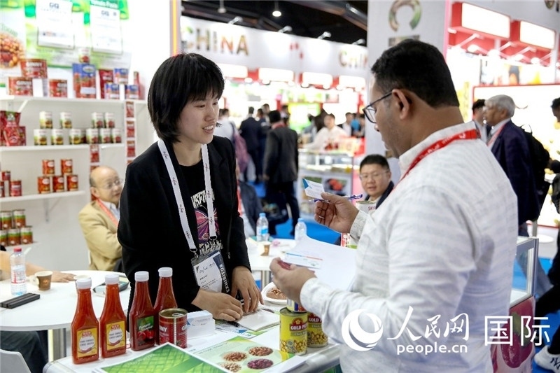 圖為中國參展企業(yè)代表與采購商交流。人民網(wǎng) 塔里克·易卜拉欣攝