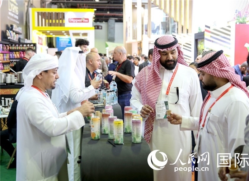 圖為專業(yè)觀眾在海灣食品展飲料展區(qū)參觀。人民網(wǎng) 塔里克·易卜拉欣攝