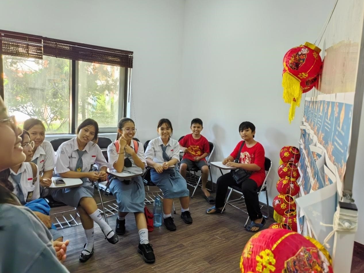 學(xué)生們踴躍參與猜燈謎活動。巴陵康孔子學(xué)院供圖