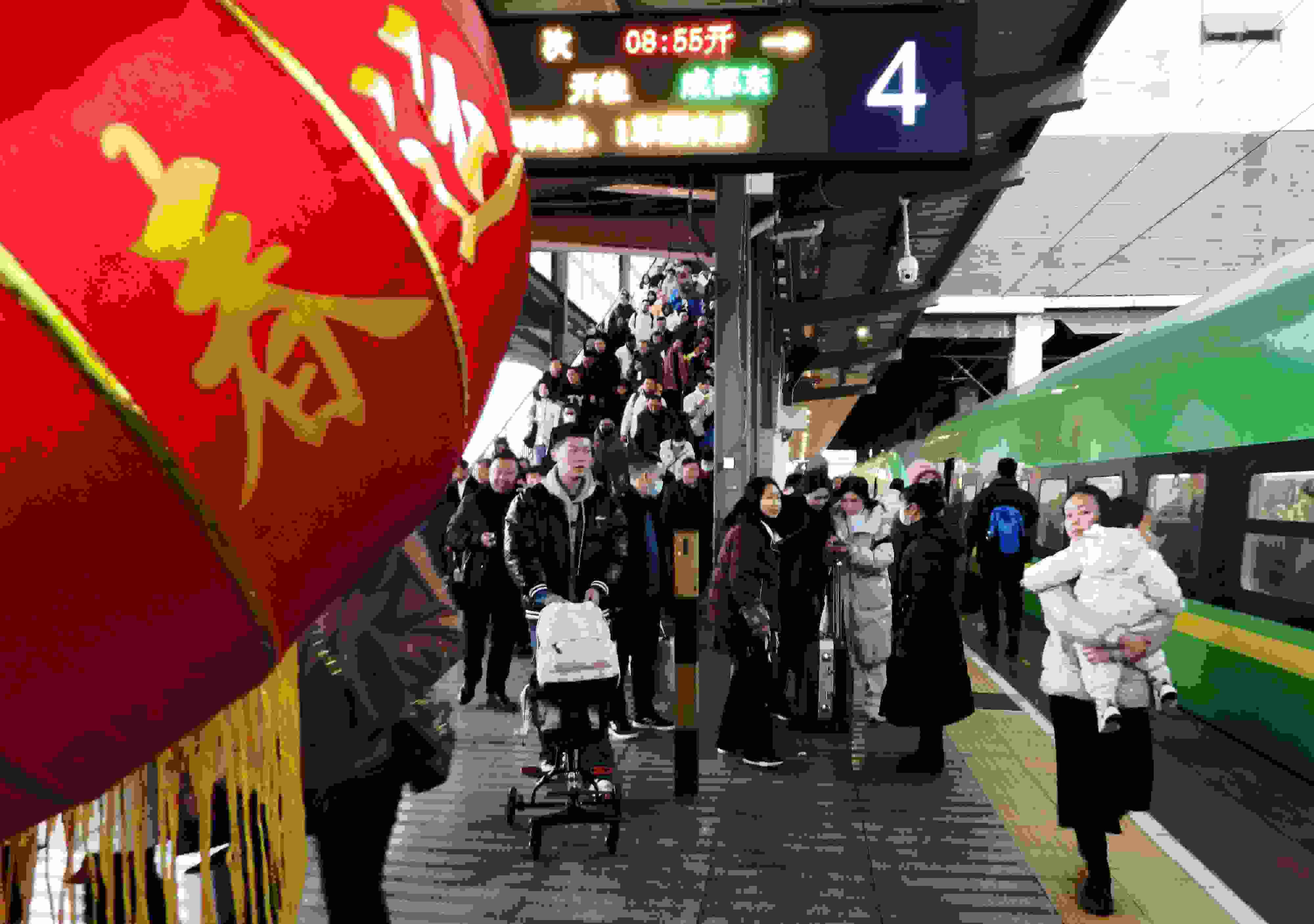 △ 2024年1月26日，四川省達(dá)州市車站，準(zhǔn)備乘坐“復(fù)興號”動車組列車出行的旅客。