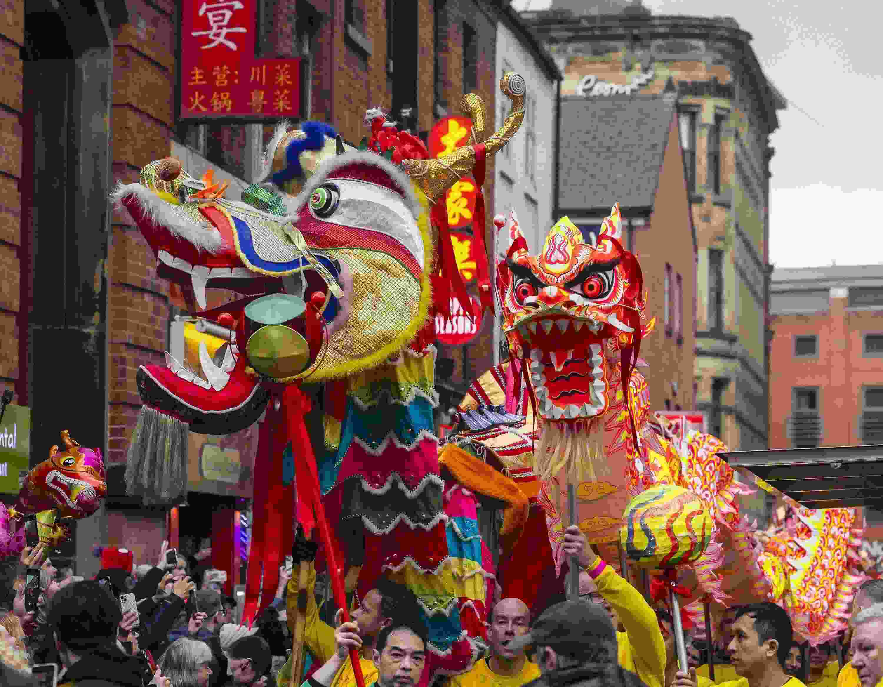 △ 當(dāng)?shù)貢r間2024年2月11日，英國曼徹斯特，表演者進(jìn)入中國城，參加中國農(nóng)歷龍年春節(jié)的慶祝活動。