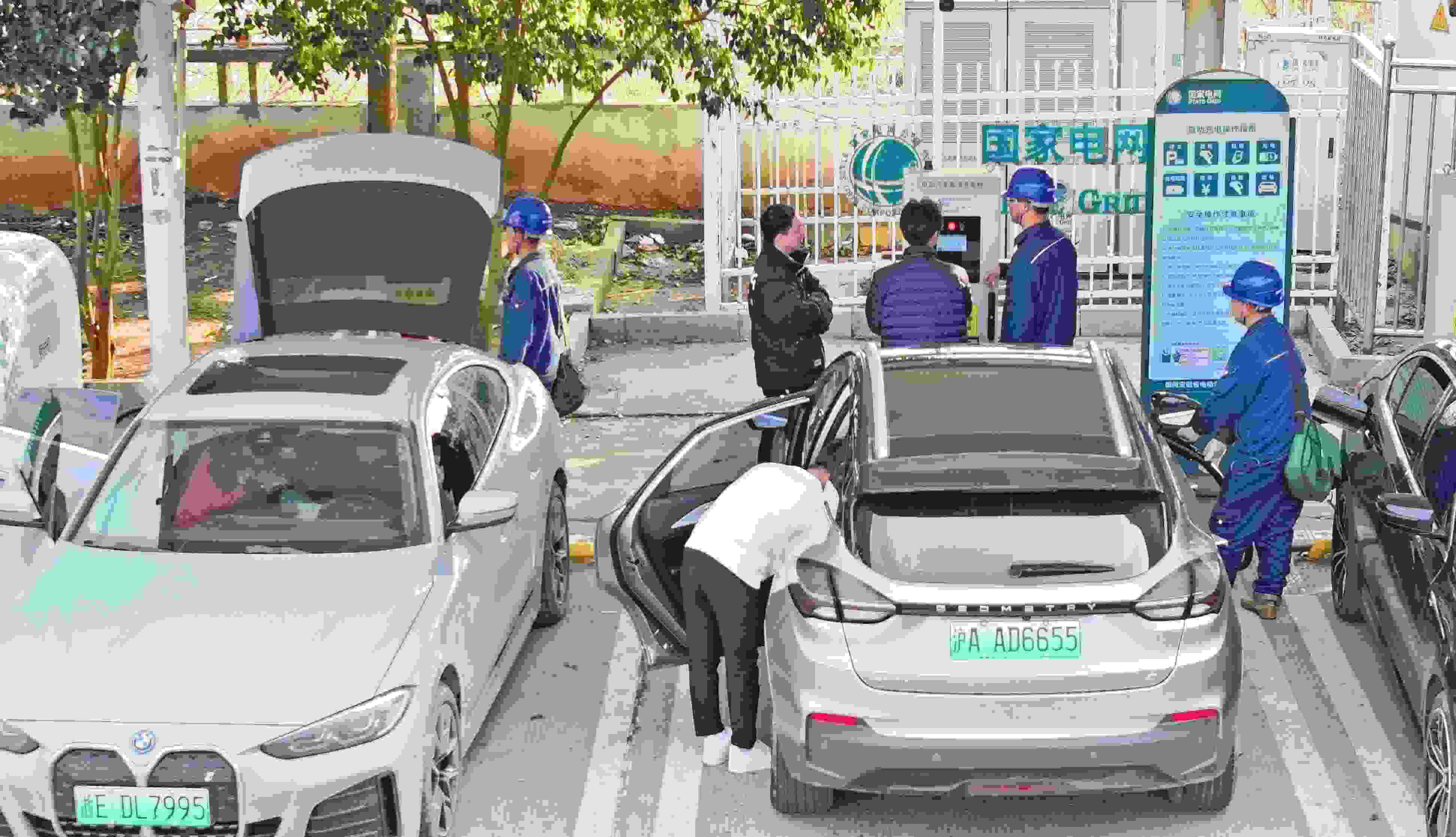 △ 2024年2月17日，安徽滁州來安縣大英鎮(zhèn)境內(nèi)的G36寧洛高速曹莊服務(wù)區(qū)，滁州市供電公司工作人員協(xié)助電動汽車車主高效解決充電中遇到的問題。