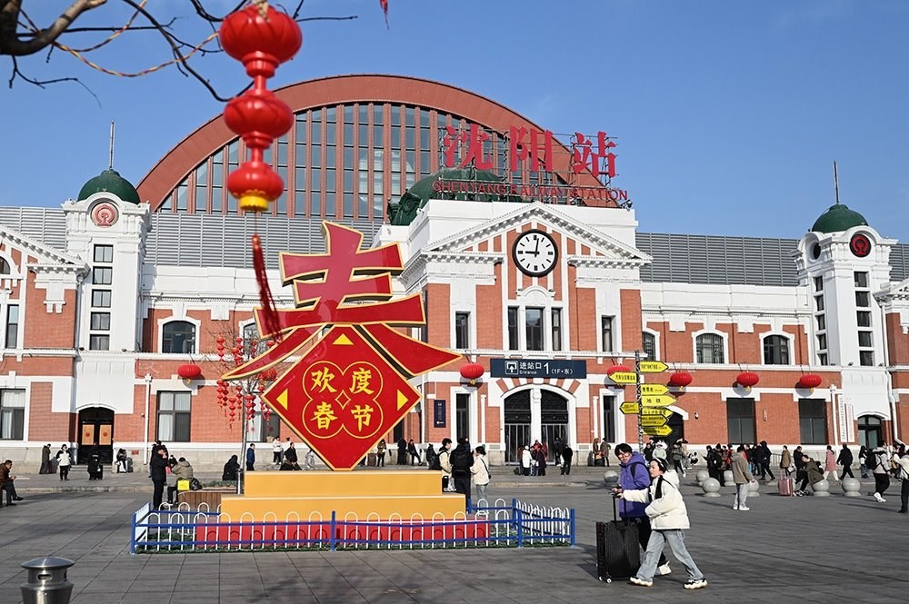 △ 2024年2月17日，沈陽(yáng)站，人們拉著大大小小的行李箱，踏上了龍年新征程。