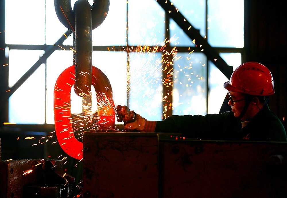 △ 2024年2月17日，青島市，即墨區(qū)靈山街道一家錨鏈企業(yè)，工人正在忙碌。