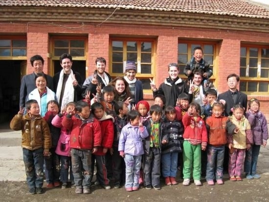 2008年，歐君廷帶領(lǐng)美國大學(xué)生到甘肅一所村辦小學(xué)訪問教課